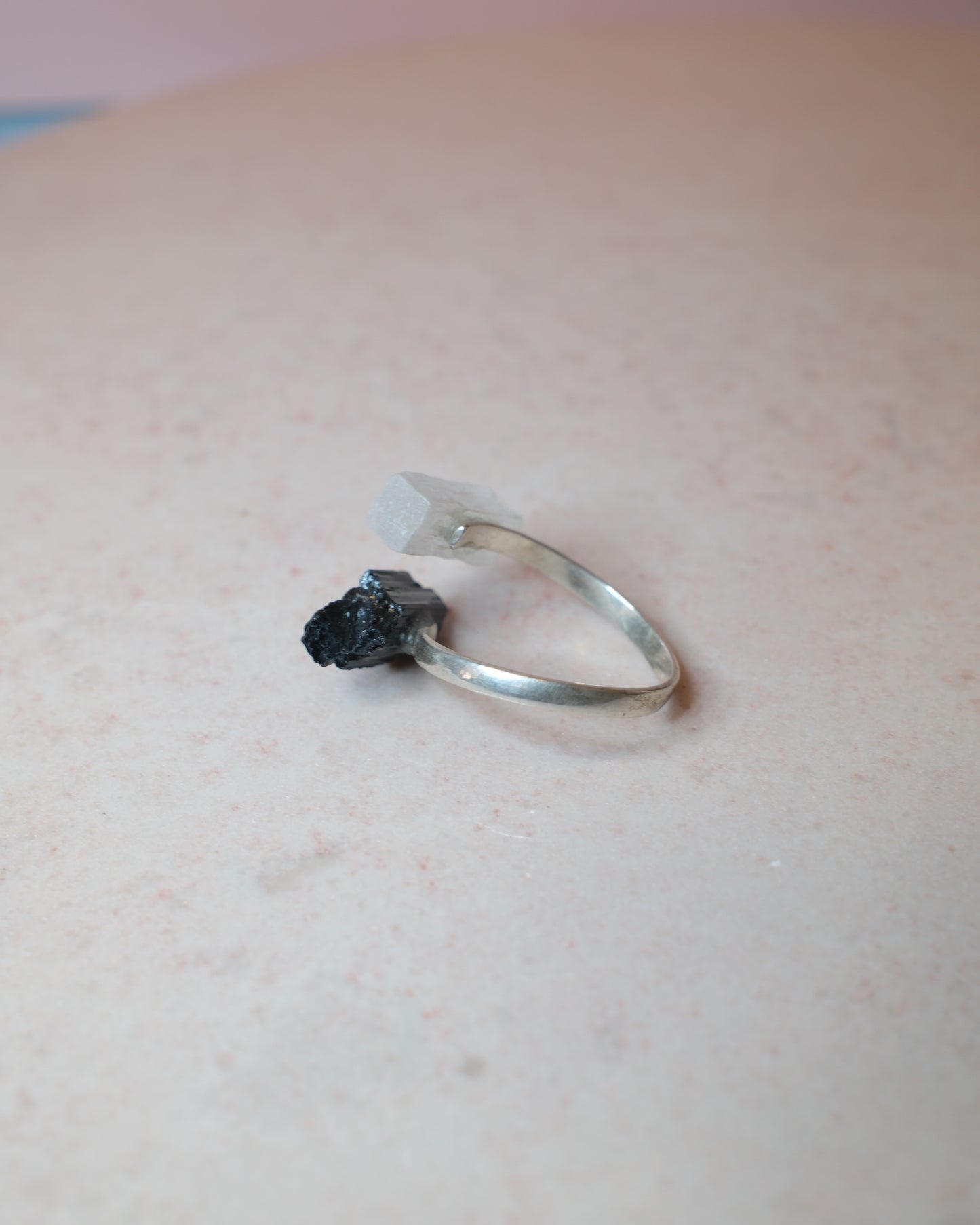 Svart turmalin & selenit ring, sterling silver