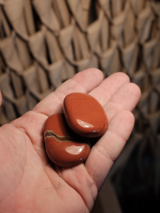 Röd Jaspis Handsten, Trumlad