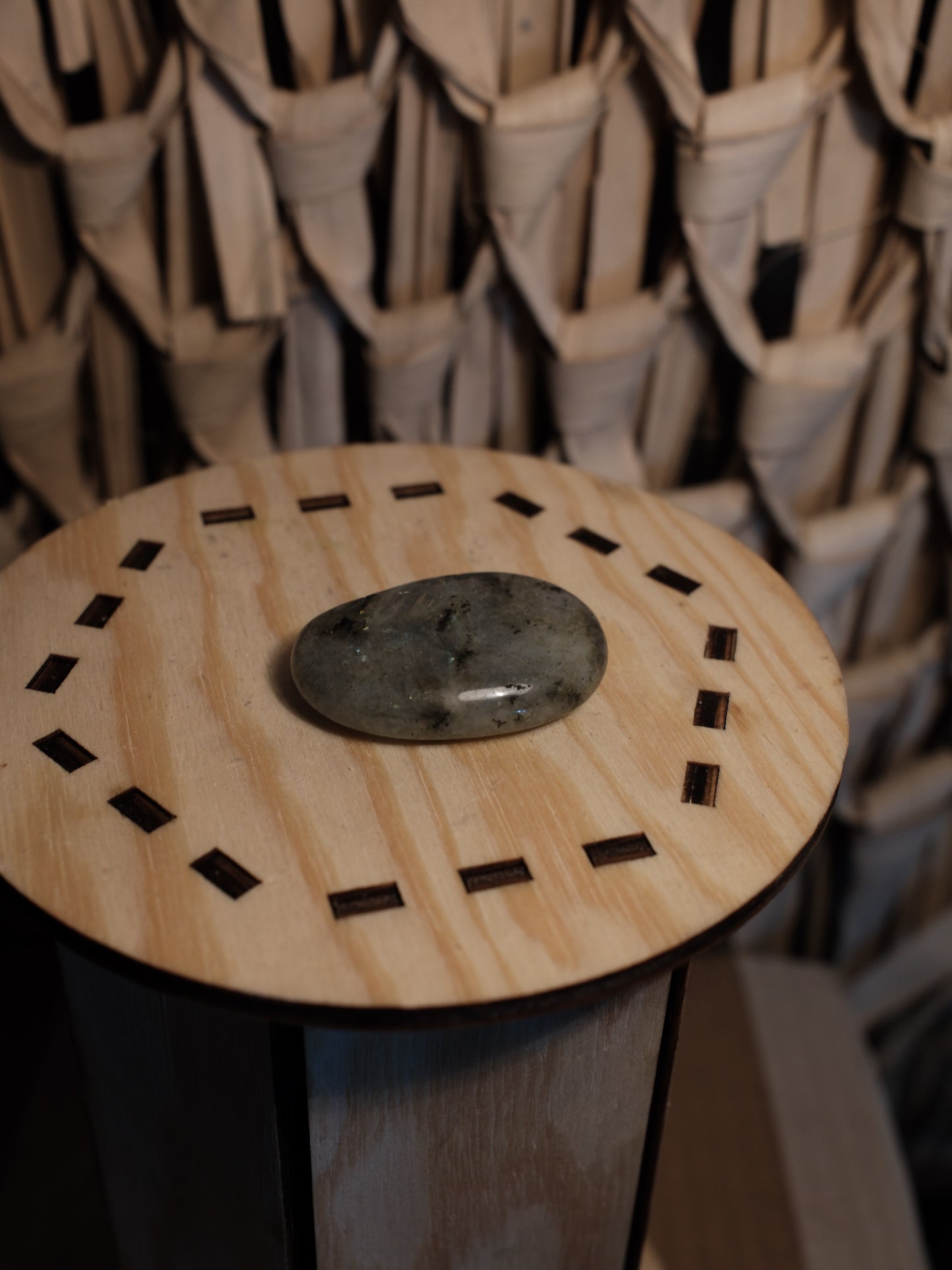 Labradorit Handsten, Trumlad