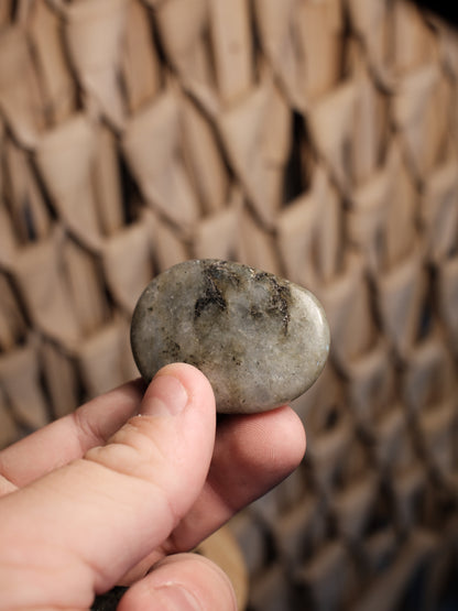 Labradorit Handsten, Trumlad