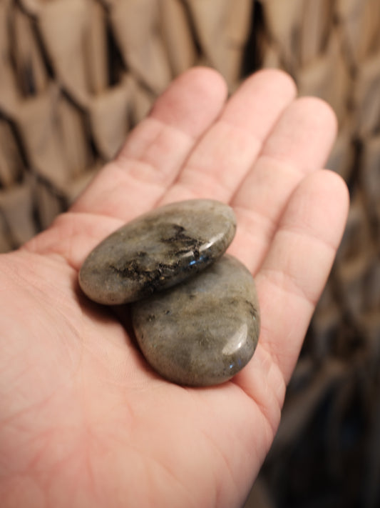 Labradorit Handsten, Trumlad