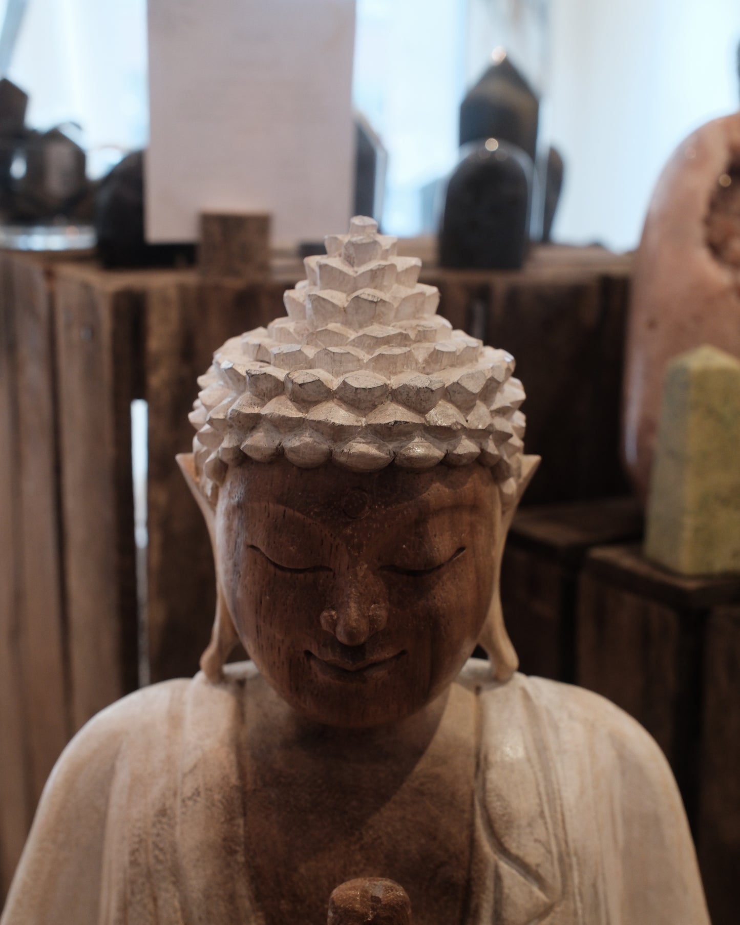 Handkarvad Buddha - Vittvättad, 30cm