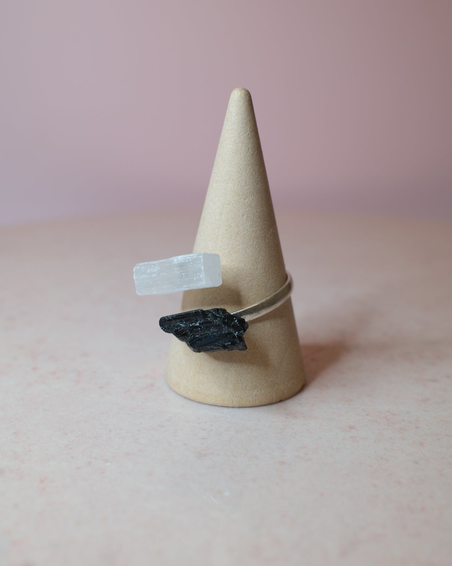 Svart turmalin & selenit ring, sterling silver