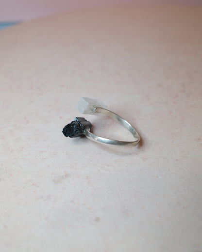Svart turmalin & selenit ring, sterling silver