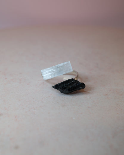 Svart turmalin & selenit ring, sterling silver