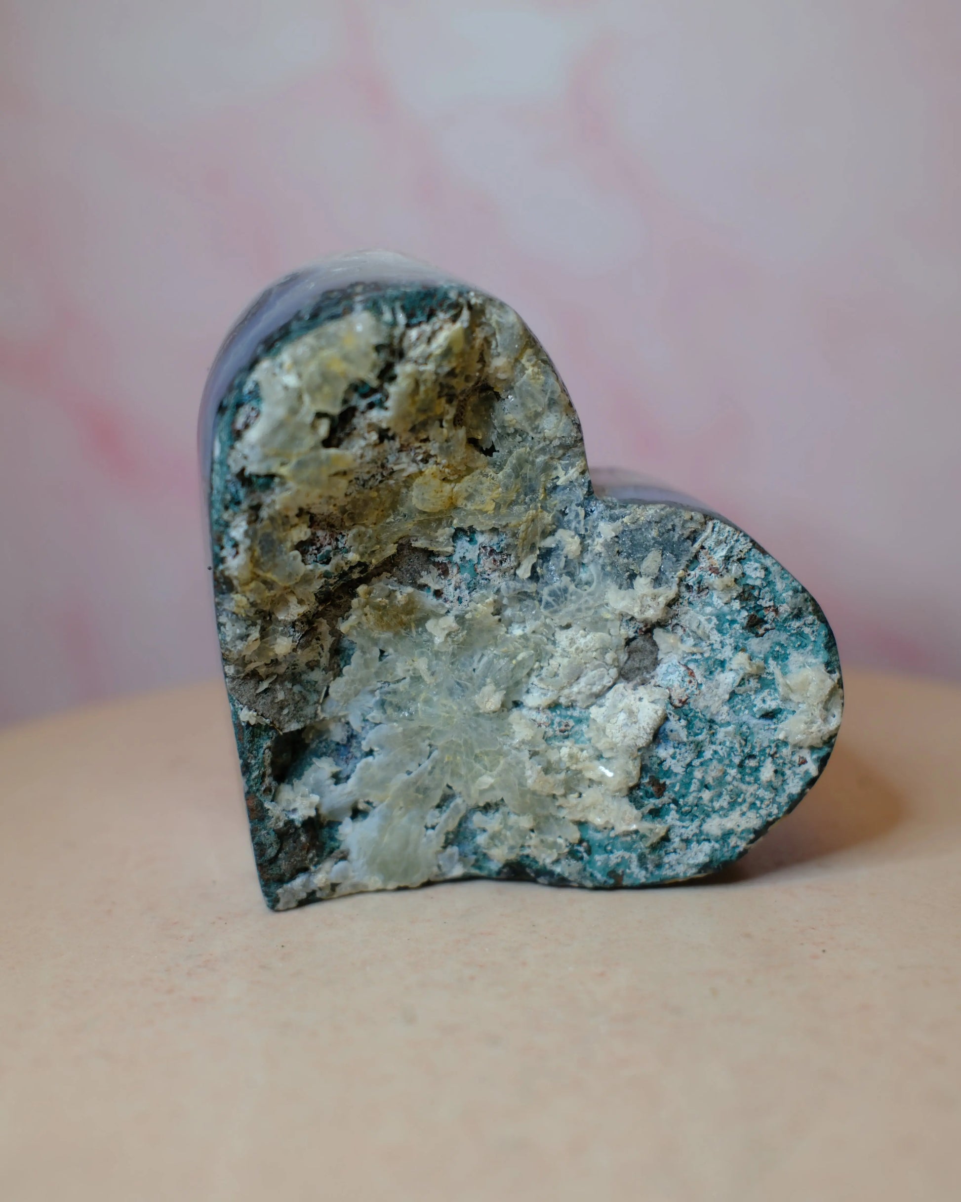 Ametisthjärta på ställning (A) Spiritana