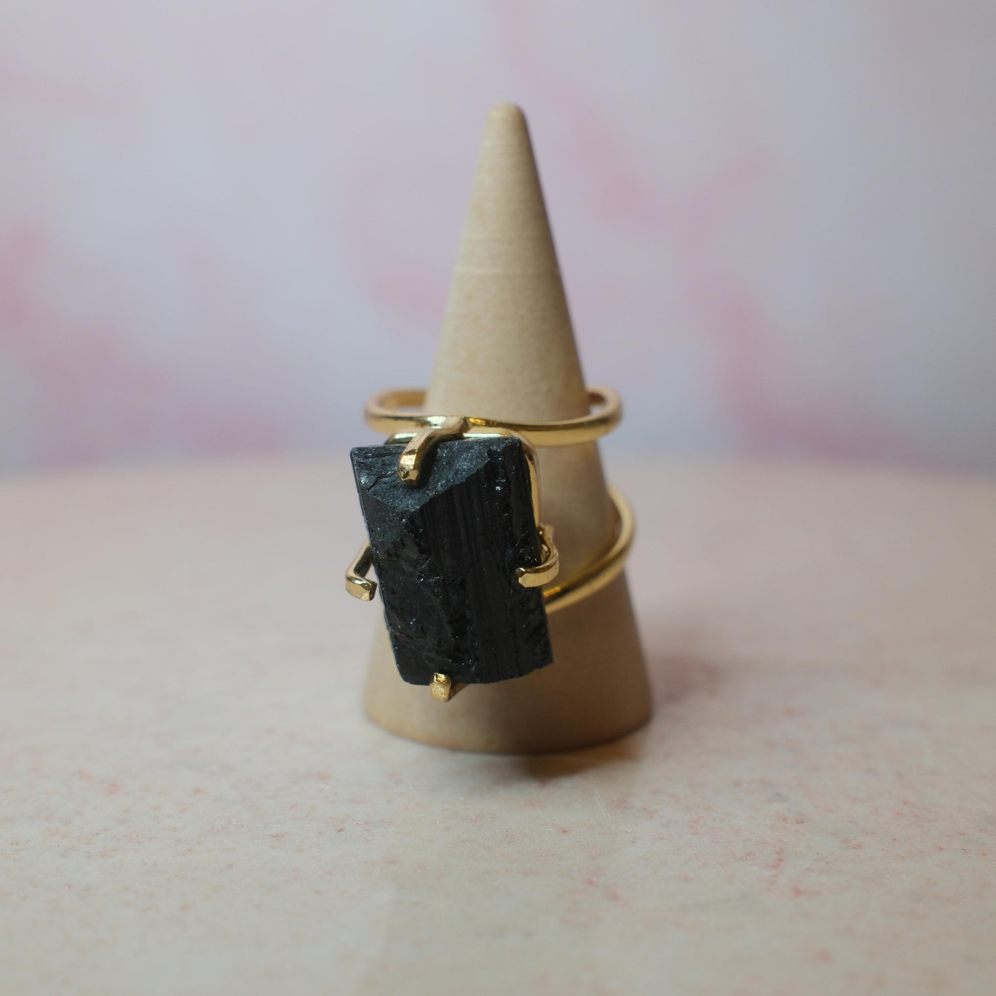 Svart turmalin ring, guld (C) Spiritana