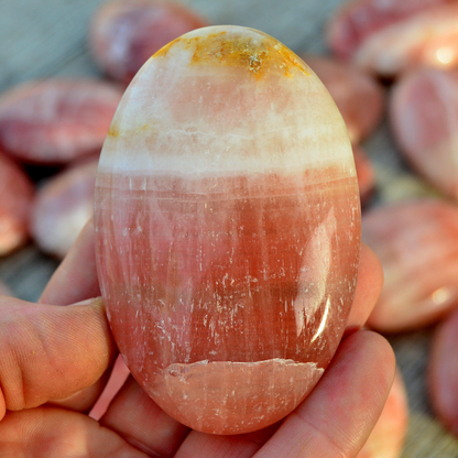 Rosa Kalcit Handsten, Trumlad